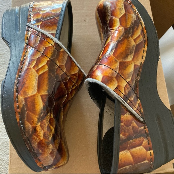 Dansko Shoes - Dansko CLOGS 🐍 PRINT
